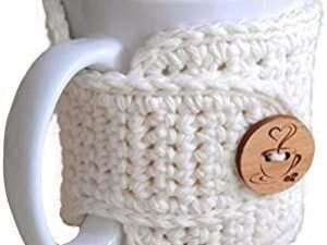 Χειροποίητο Πλεκτό Κάλυμμα Κούπας (Mug Cozy) με Ξύλινο Κουμπί – Εκρού